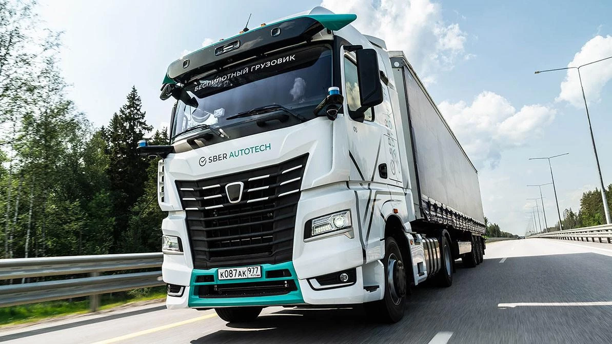 Грузовики без водителей выехали на одну из важнейших трасс России